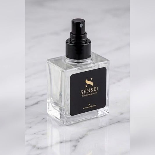 מבשם אוויר SENSEI Room Spray בבקבוק זכוכית שקוף על משטח שיש לבן