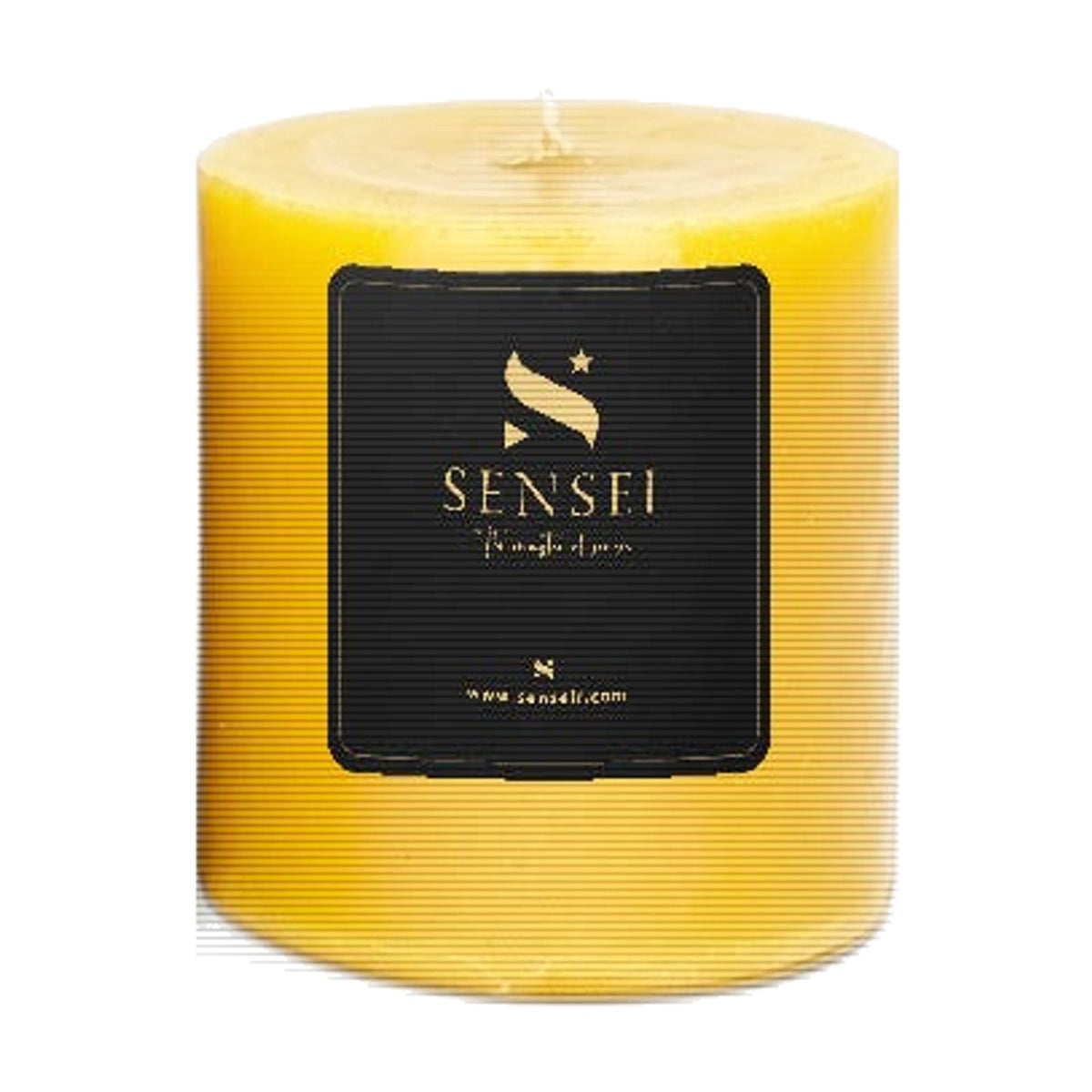 נר יצוק SENSEI | חרדל | ברגמוט SENSEI על רקע לבן